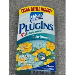Può includere: Una scatola di ricarica per deodorante per ambienti Glade Plugins con un design giallo e blu. La scatola presenta il testo "EXTRA REFILL INSIDE!" e "Rainshower". Contiene quattro ricariche fresche e ha un peso netto di 4,8 g ciascuna, con un peso netto totale di 19,2 g.