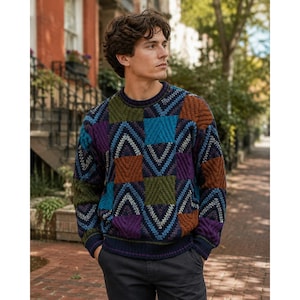 Puede incluir: Un suéter de manga larga con cuello redondo que presenta un patrón geométrico de parches en tonos verde oliva, marrón óxido, morado intenso y azul brillante, acentuado con detalles de punto en zigzag azul marino y bordes acanalados.