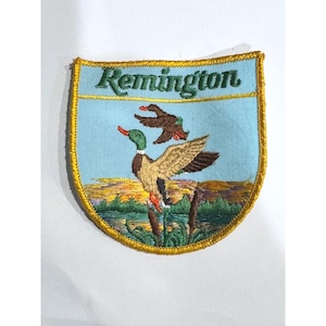 Op de afbeelding: Een set van drie keramische mokken met een gespikkelde, matte afwerking. De mokken zijn in crème, lichtgrijs en donkergrijs. Elke mok heeft een eenvoudig, minimalistisch ontwerp.