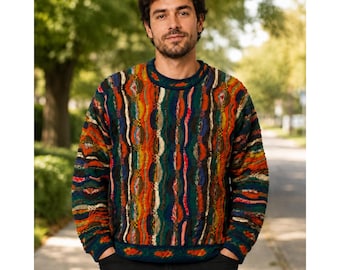 Puede incluir: Un suéter de manga larga con cuello redondo que presenta un complejo patrón de punto vertical multicolor. El diseño incorpora rayas texturizadas en tonos verde oscuro, naranja quemado, amarillo mostaza, azul marino y burdeos, creando un aspecto vibrante.