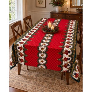 Peut inclure: Une nappe rectangulaire au fond rouge vif avec un motif à carreaux subtil. Le tissu est orné de bandes verticales de guirlandes vertes, d'ornements dorés et d'illustrations de soldats en uniforme rouge sur toute la surface.