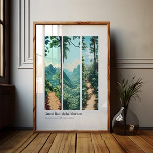 Puede incluir: Un póster con un diseño minimalista que presenta tres imágenes verticales de un sendero de jungla verde exuberante. El texto "Grand Raid de la Réunion" está en la parte inferior del póster, con la ubicación "Réunion, Francia | 101 Millas | 162km" debajo.