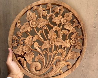 Wunderschöne handgeschnitzte Rosenkunst aus Holz - detailliertes Blumenmuster für stilvolle Wanddekoration