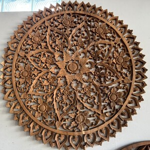 Übergroßes, großes, florales Mandala - handgeschnitztes 32-Zoll-Holzwandkunst-Meisterwerk