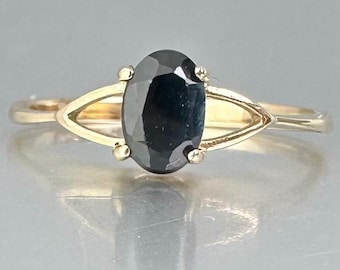 Vintage 0.58 ct Sapphire Solitaire Ring: 9ct Yellow Gold, Size 6 / L.5