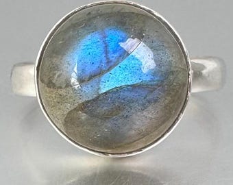 Vintage 6.69 carat Labradorite Ring: Sterling Silver, Round Cabochon Size O / 7