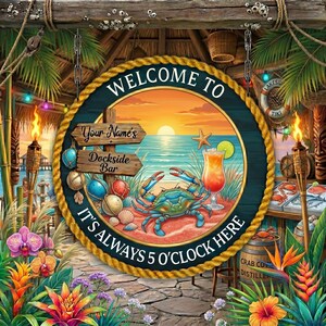 Könnte beinhalten: Ein rundes Dekoschild mit Seilrand, das eine tropische Strandszene, eine blaue Krabbe, einen Cocktail und Holzschilder mit der Aufschrift "WELCOME TO", "Your Name's", "Dockside Bar" und "IT'S ALWAYS 5 O'CLOCK HERE" zeigt.