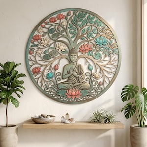 Puede incluir: Una pieza de arte mural circular que presenta una figura central de Buda en pose meditativa, rodeada por un árbol intrincado con ramas, hojas y flores de loto en tonos rosa, verde azulado y crema, todo dentro de un marco circular.