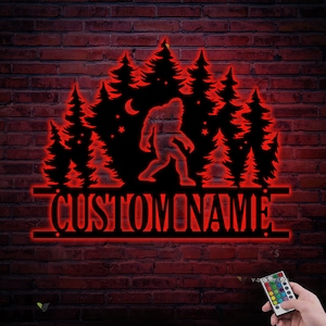 Luce a led personalizzata per arte della parete in metallo Bigfoot, Bigfoot nella foresta, insegna con il nome Sasquatch, arredamento della cabina del lodge, insegna di benvenuto Bigfoot, regalo di compleanno di Natale