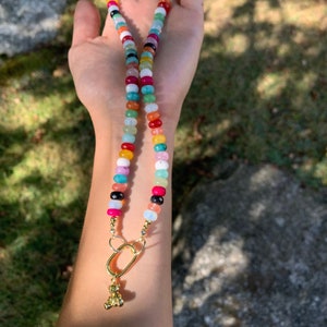 Collar de piedras preciosas arcoíris: dije de osito de peluche relleno de oro