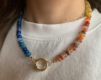 Giornata estiva: collana di perline di pietre semipreziose color arcobaleno con moschettone rotondo placcato oro.