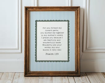 Könnte beinhalten: Ein gerahmter Wandkunstdruck mit hellblau-weiß gestreiftem Hintergrund. Ein zentrales weißes Rechteck mit einem dunkelgrünen Wellenrand enthält den schwarzen Text aus Psalm 139: For you formed my inward parts.