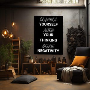Könnte beinhalten: Ein rechteckiges schwarzes Wandbild mit weißem Text, der lautet: CONTROL YOURSELF, ALTER YOUR THINKING, DELETE NEGATIVITY. Das Schild befindet sich in einem Raum mit warmer Beleuchtung, einer Holzleiter, einem schwarzen Stuhl und einem senfgelben Kissen.