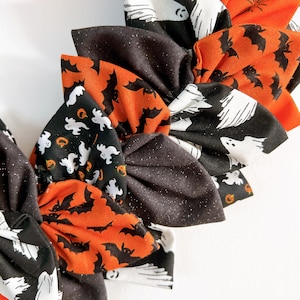Fabric leaves of the finished wreath