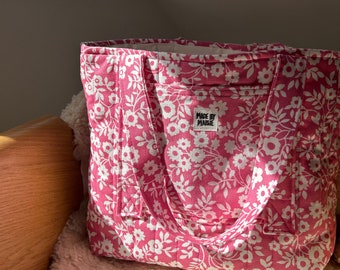 Rosa Blumen handgesteppte Einkaufstasche, handgemacht, mit cremefarbenem Futterstoff gefüttert, Tasche auf der Außenseite, Geschenk für Sie