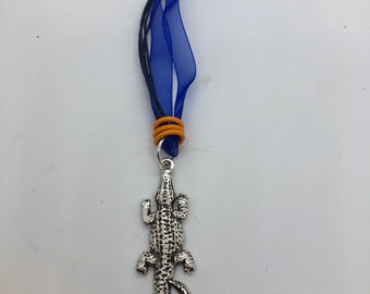 Gators orange et bleu de l'Université de Floride, pendentif Gator, Gator en étain, ruban bleu avec rallonge de chaîne