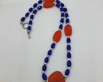 Collier de l'équipe de Gators orange et bleu de l'Université de Floride. Perles de verre transparent orange, cristal bleu et espaceurs argentés.