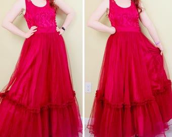 Falda larga vintage hecha a mano de tul color granate con volantes / Grande