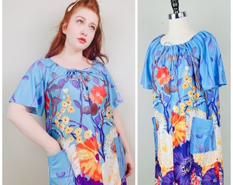 1970s Vintage New York New York Baby Blue Floral House Dress / 70s Flower Print Zipper Front Lounge Dress / Size Large