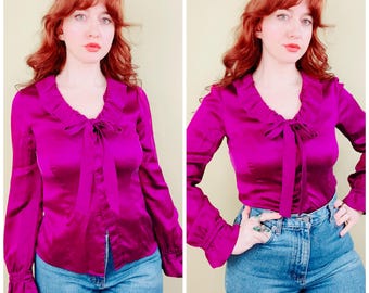 Chemisier à volants en satin de soie magenta vintage des années 1990 | Haut romantique à noeud papillon | Chemise féminine à manches longues des années 90/Petite - Moyenne