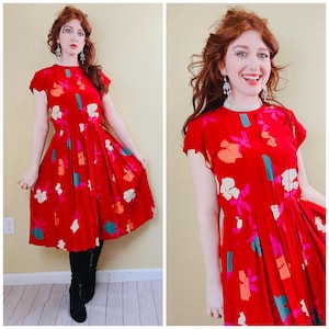 Vintage rode zijden bloemenjurk jaren 80: geplooide pasvorm & flare, maat medium