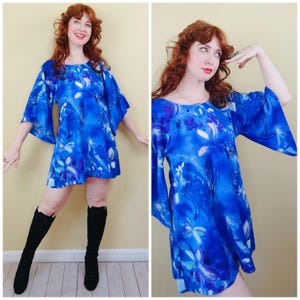 Mini robe hawaïenne vintage des années 1970 en tissu d'écorce acrylique / années 70 / robe florale Hibiscus des années 1970 à manches cloche / XS - Medium