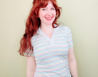 70er Jahre Vintage Pastell Gestreiftes Polo-Shirt | Retro Preppy Strick Top | Weiches T-Shirt mit Regenbogen Kragen / Einzelstich / Mittel - Groß