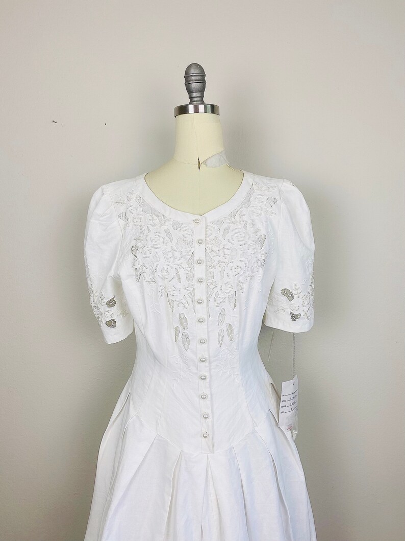 1980s Vintage Sarah Elizabeth White Cotton Linen Princess Cut Dress 80s Floral Cutwork Pearl Beaded Puffed Sleeve Dress Size 6