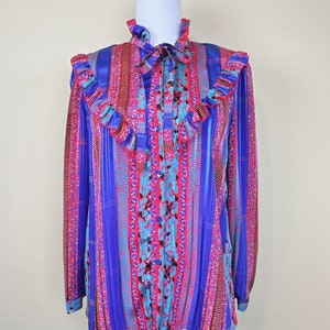 1980er Vintage blaue und rote Rüschenbluse mit abstraktem Druck / 80er Jahre Seide High Neck Prairie Button Up Shirt / Mittel Groß Bild 2