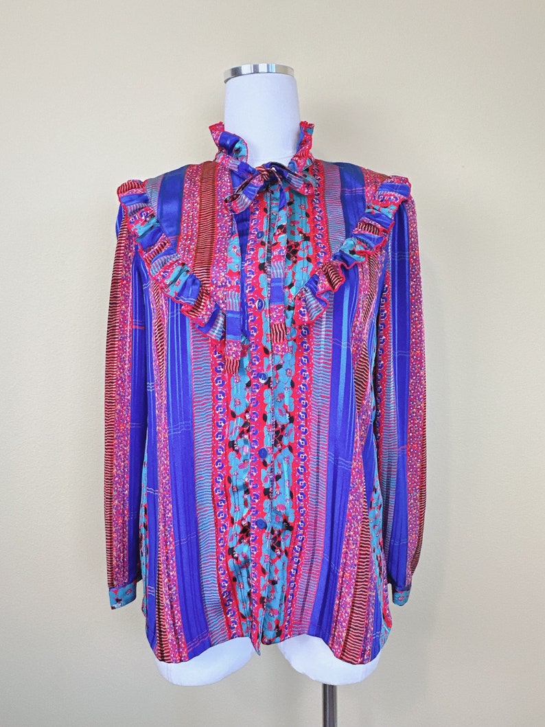 1980er Vintage blaue und rote Rüschenbluse mit abstraktem Druck / 80er Jahre Seide High Neck Prairie Button Up Shirt / Mittel Groß Bild 2