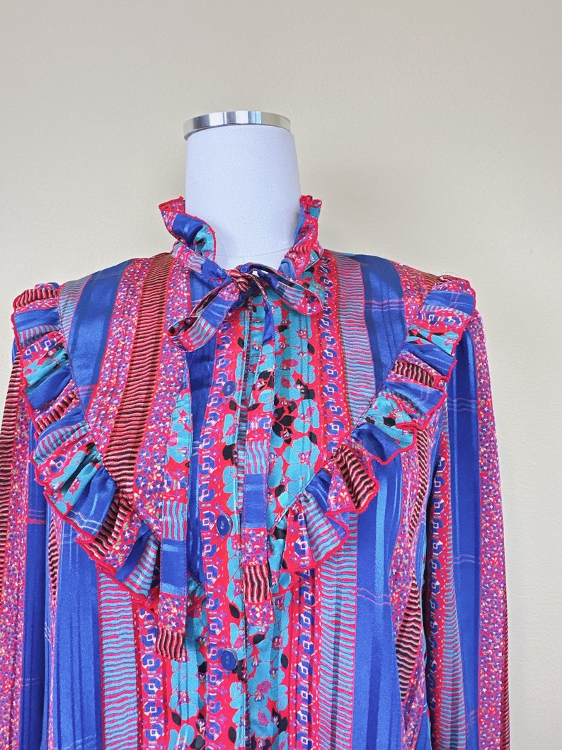 1980er Vintage blaue und rote Rüschenbluse mit abstraktem Druck / 80er Jahre Seide High Neck Prairie Button Up Shirt / Mittel Groß Bild 5