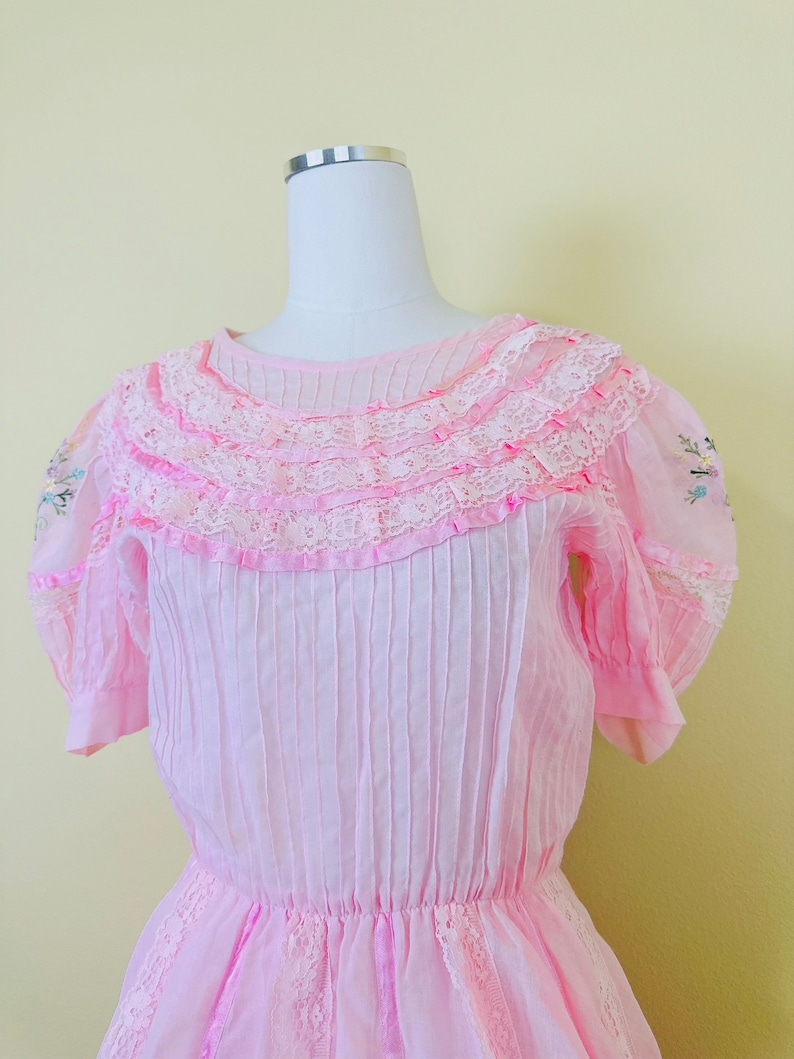 1970s Vintage Salam Creations Mexico Pink Pin Tuck Dress/ 70s Puffed Sleeve Lace Ruffled Scalloped Dress / Size Medium image 7