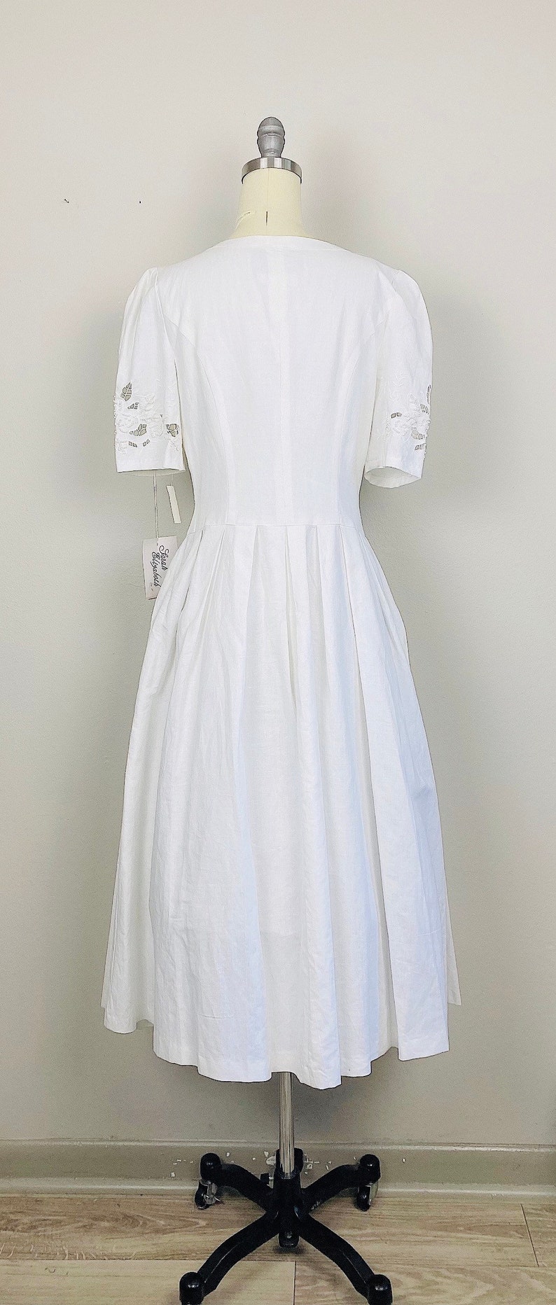 1980s Vintage Sarah Elizabeth White Cotton Linen Princess Cut Dress 80s Floral Cutwork Pearl Beaded Puffed Sleeve Dress Size 6