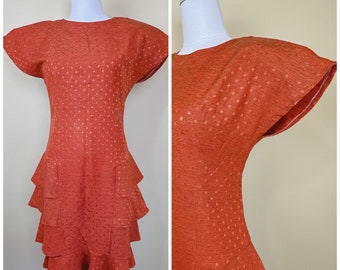 1980er Vintage Rust Rayon Blend Rüschenkleid / 80er Jahre Cap Sleeve Polka Dot Brown Wiggle Kleid / Größe Medium - Large