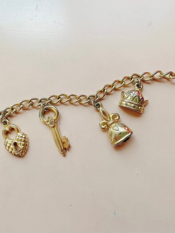 Vintage 1980s Gold Metal Heart and Key Locket Cha… - image 2