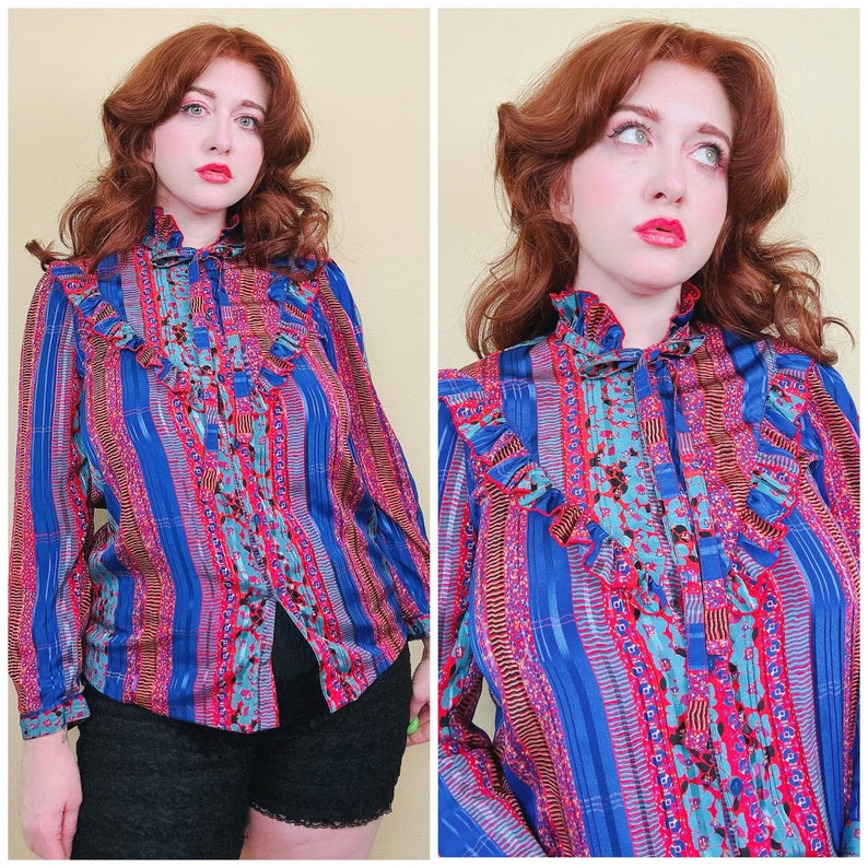 1980er Vintage blaue und rote Rüschenbluse mit abstraktem Druck / 80er Jahre Seide High Neck Prairie Button Up Shirt / Mittel Groß Bild 1