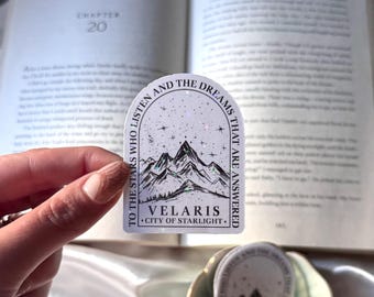 To The Stars Who Listen And The Dreams That Are Besponsert Shimmer Wasserdichter Aufkleber für Kindle / Laptop / Wasserflasche | ACOTAR MAASVERSE