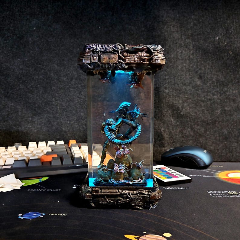 Pre.dat.or vs Xe.no.mor.ph Epoxy Resin Lamp, A.li.en Epoxy resin lamp