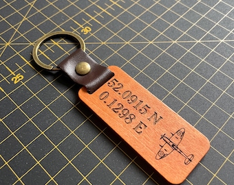 Spitfire Schlüsselanhänger aus Holz mit Ihren Koordinaten