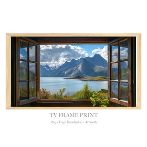 Puede incluir: Una impresión enmarcada de una vista panorámica a través de una ventana abierta. La vista muestra una masa de agua con montañas en el fondo. El cielo es azul con nubes blancas. El marco de la ventana es de madera.