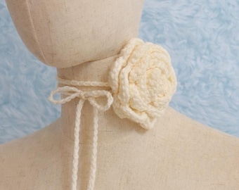 Gargantilla de rosas de ganchillo color marfil, collar floral hecho a mano, estilo cottagecore coqueto y romántico.