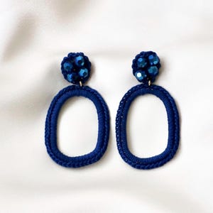 Pendientes largos azul marino de crochet llamativos y hechos a mano, ligeros con botón de cuentas de cristal, joya boho elegante para regalo