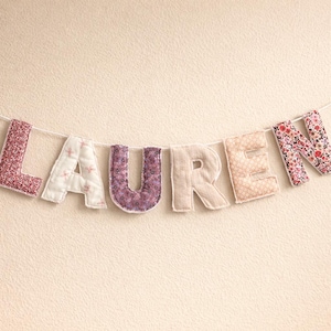 Personlig namnbanderoll | Handgjorda tygbokstäver | Barnrumsdekor | Babyshowerpresent