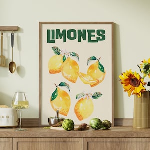 Peut inclure: Une peinture à l'aquarelle de citrons avec le mot "LIMONES" en lettres vertes sur un fond crème. La peinture est encadrée et accrochée à un mur dans une cuisine.