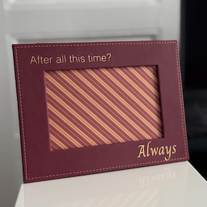 Cadre photo rouge foncé 4 x 6, alternative à une carte d'anniversaire avec le texte « Après tout ce temps ? Toujours » aux couleurs de Gryffondor
