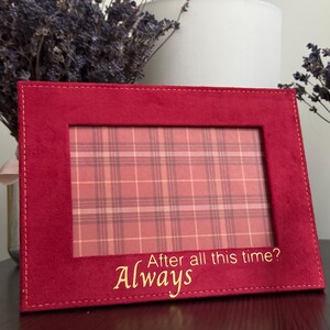 Marco de fotos de gamuza sintética, decoración de dormitorio, alternativa romántica para una tarjeta de aniversario con el texto "¿Después de todo este tiempo? Siempre"