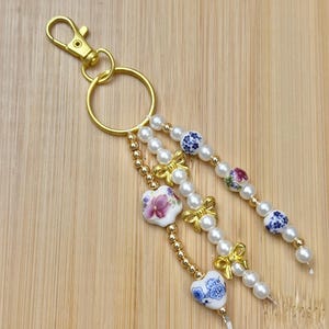 Llavero con lazo de cuentas en oro de 14 quilates, elegante, coqueto, estético, femenino, vintage, regalo para ella, romántico, azul, rosa, floral, femenino, lindo.