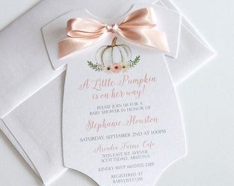 Könnte beinhalten: Eine weiße Strampler-Babyparty-Einladung mit einer rosa Schleife und einer Kürbis-Illustration. Der Text lautet "A Little Pumpkin is on her way!" und enthält die Details der Veranstaltung: "Please join us for a baby shower in honor of Stephanie Houston, Saturday, September 2nd at 100PM, Arcadia Farms Cafe, 7025 East 1st Avenue, Scottsdale, Arizona, Kindly RSVP (602)555-2388, Registered at Babylist.com".