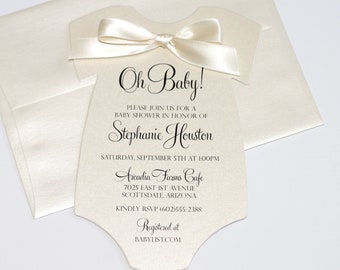 Puede incluir: Una invitación en forma de body blanco con un lazo de satén blanco. La invitación dice "Oh Baby!" e incluye el texto "Por favor, únase a nosotros para una fiesta de bienvenida al bebé en honor a Stephanie Houston. Sábado, 5 de septiembre a la 1:00 PM. Arcadia Farms Cafe, 7025 East 1st Avenue, Scottsdale, Arizona. Por favor, confirme su asistencia al (602)555-2388. Registrado en BABYLIST.COM."