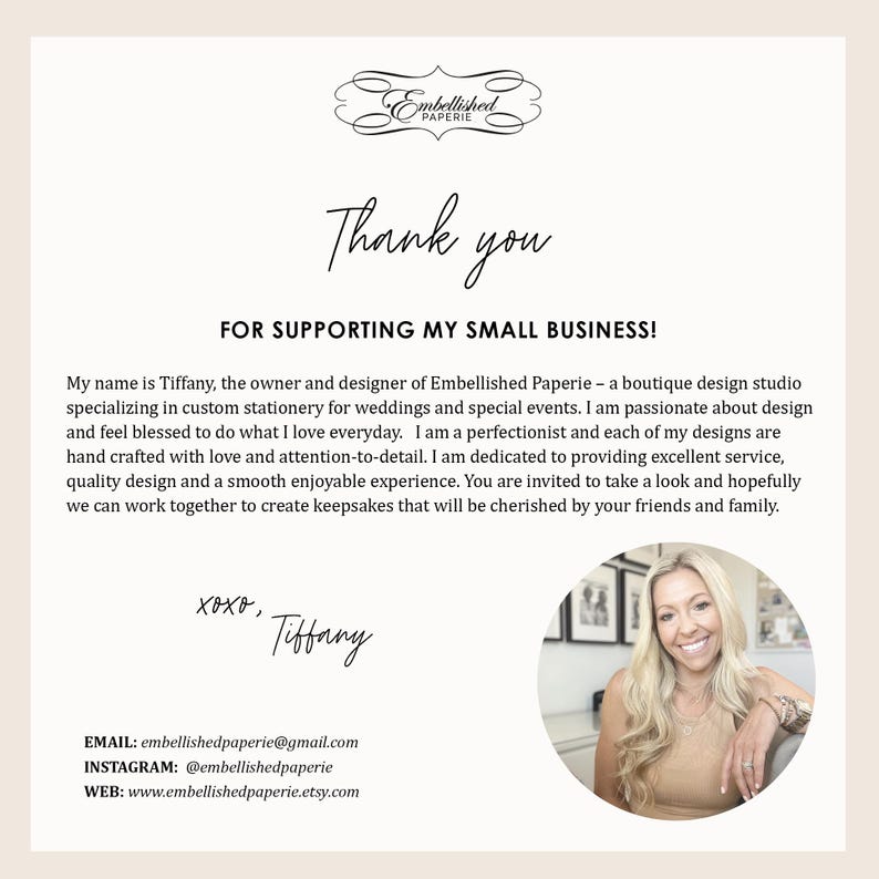 Puede incluir: Gracias por apoyar mi peque&ntilde;o negocio! Una mujer sonr&iacute;e y mira a la c&aacute;mara. El texto dice: "Embellished Paperie - un estudio de dise&ntilde;o boutique especializado en papeler&iacute;a personalizada para bodas y eventos especiales. Me apasiona el dise&ntilde;o y me siento bendecida de hacer lo que amo todos los d&iacute;as. Soy perfeccionista y cada uno de mis dise&ntilde;os est&aacute; hecho a mano con amor y atenci&oacute;n al detalle. Estoy dedicada a brindar un excelente servicio, dise&ntilde;o de calidad y una experiencia agradable y fluida. Est&aacute;s invitado a echar un vistazo y espero que podamos trabajar juntos para crear recuerdos que ser&aacute;n apreciados por tus amigos y tu familia. xoxo, Tiffany"